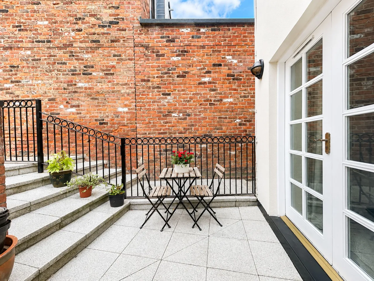 Royles Square, Alderley Edge, photo 2