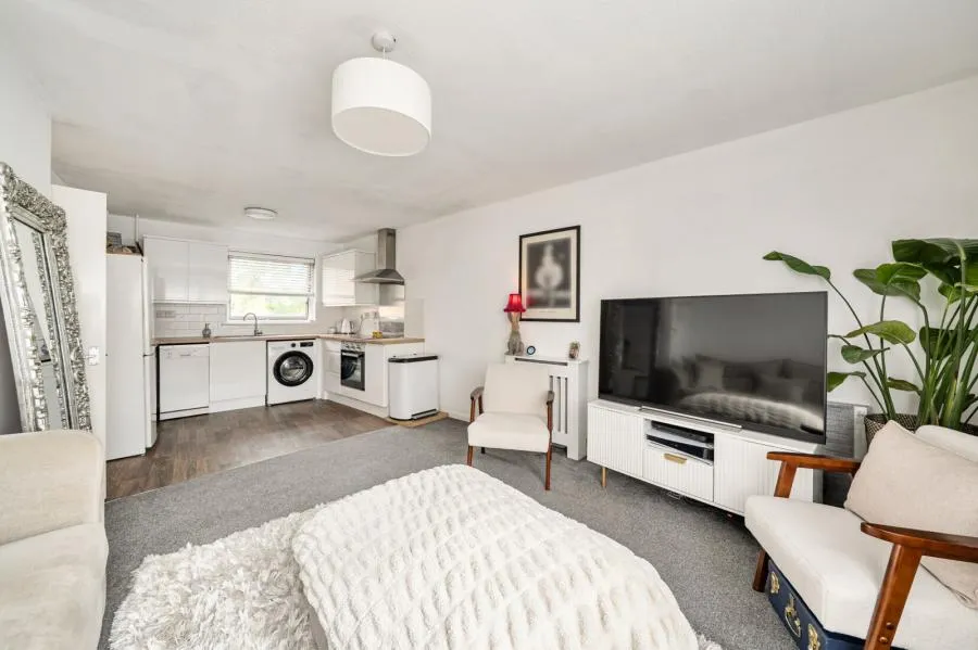 Nottingham Close, Woking, GU21, photo 2