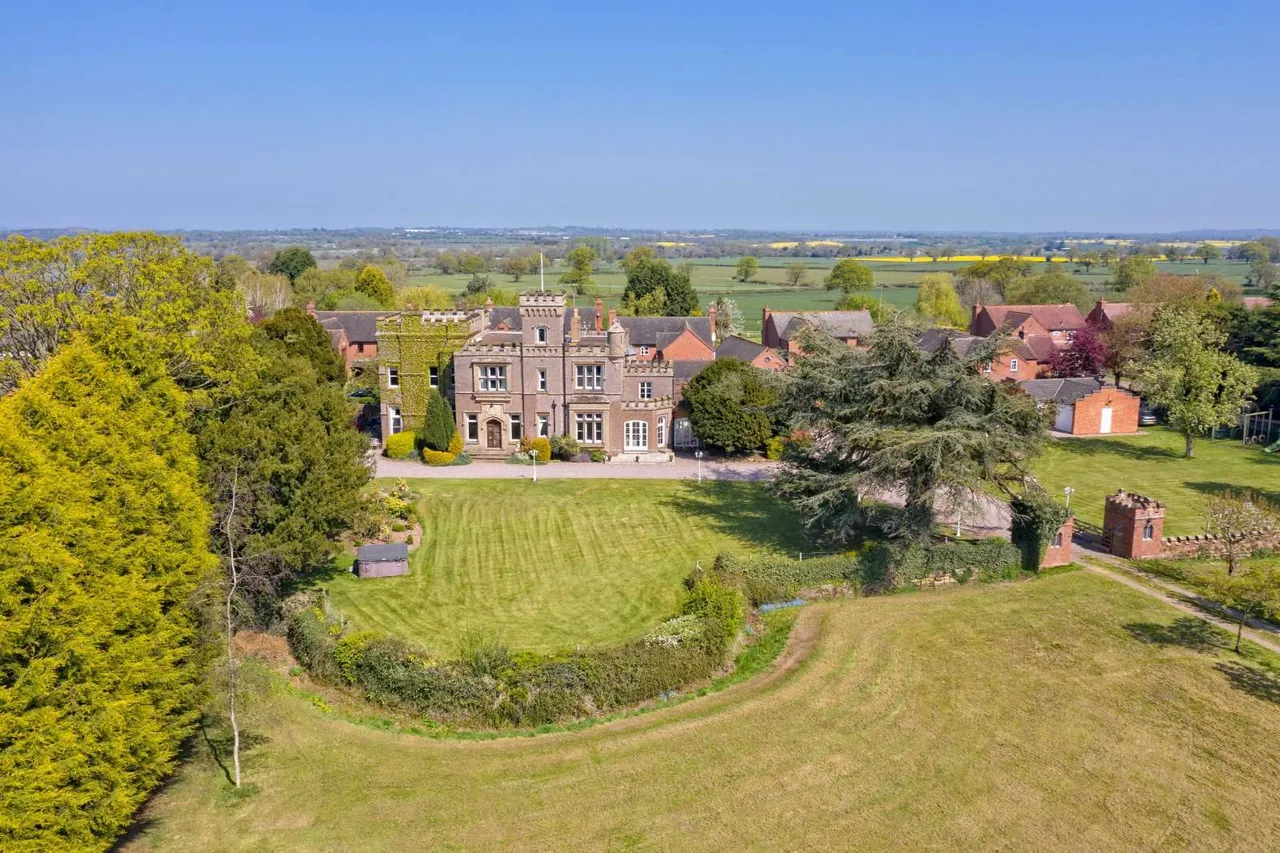 8 bed house for sale — Park Lane, Lapley, Stafford, Staffordshire, ST19 9JT