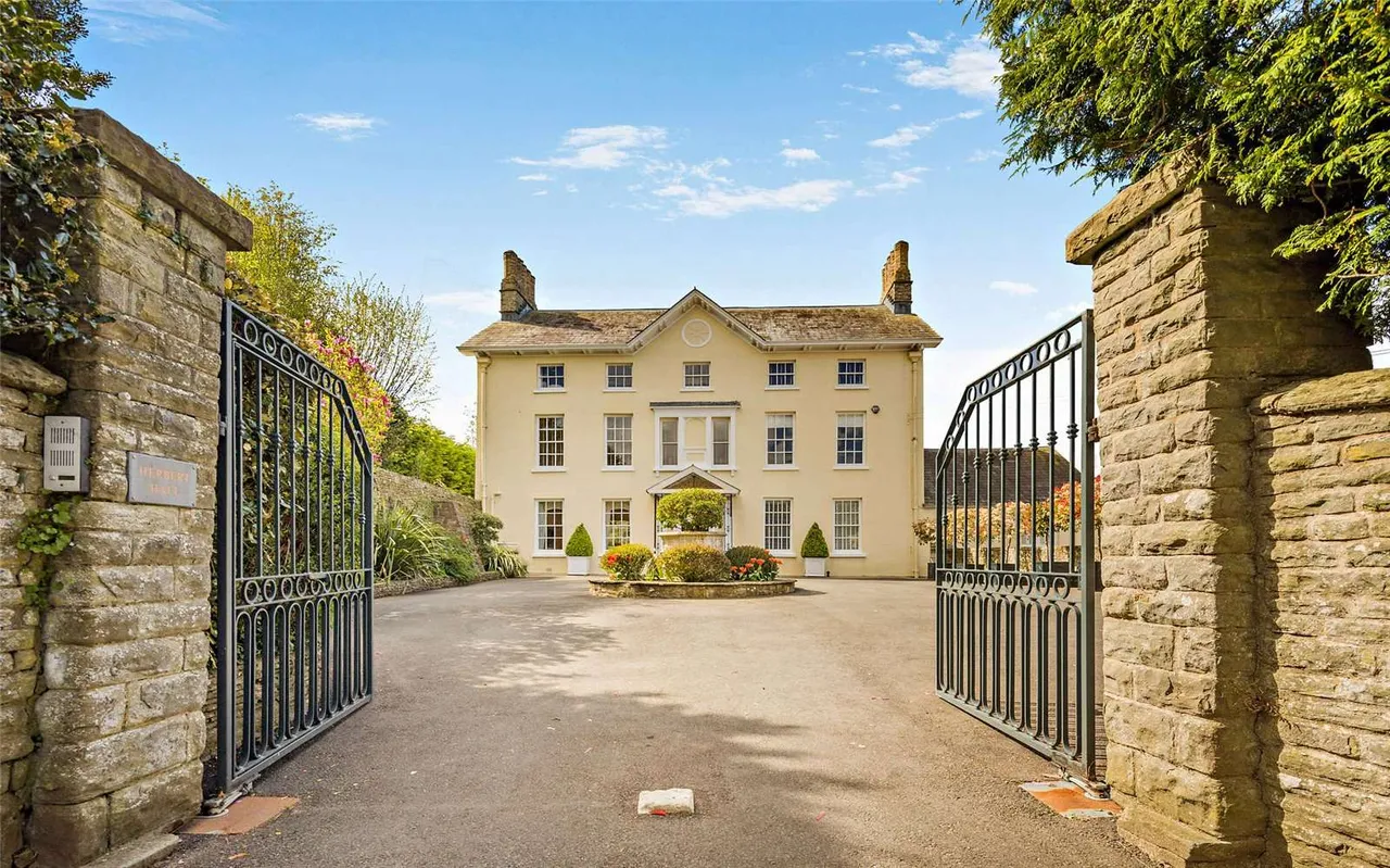 6 bed house for sale — Bridge Street, Crickhowell, Powys, NP8 1AR