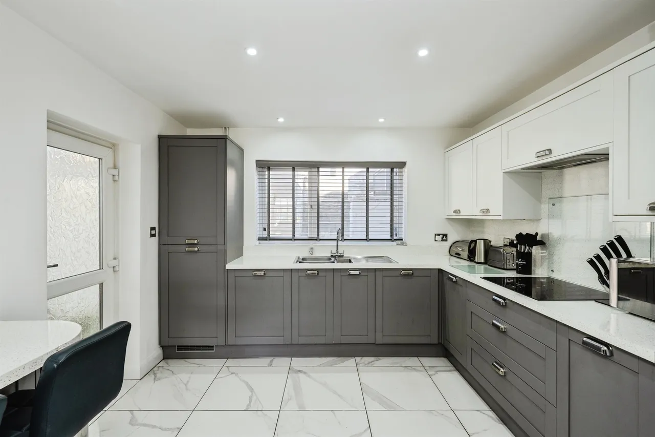 Neath Road, Swansea, SA6, photo 2