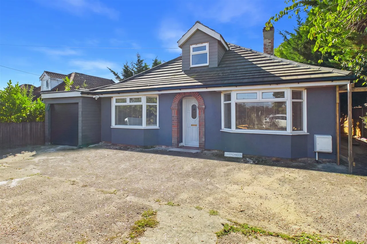 3 bed chalet for sale, High Road, Roydon, IP22
