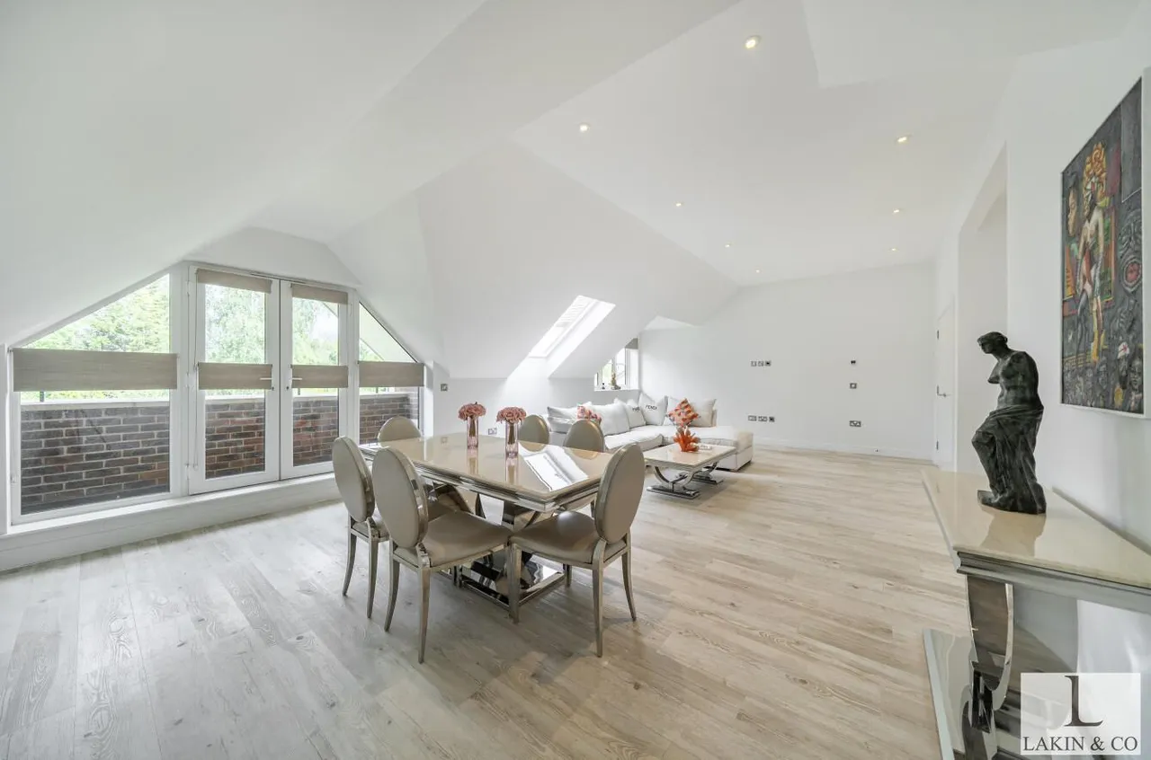 Long Lane, Ickenham, UB10 8SZ, photo 2
