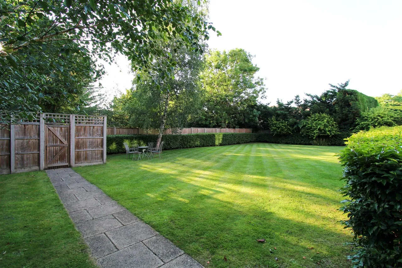 Long Lane, Ickenham, UB10 8SZ, photo 20