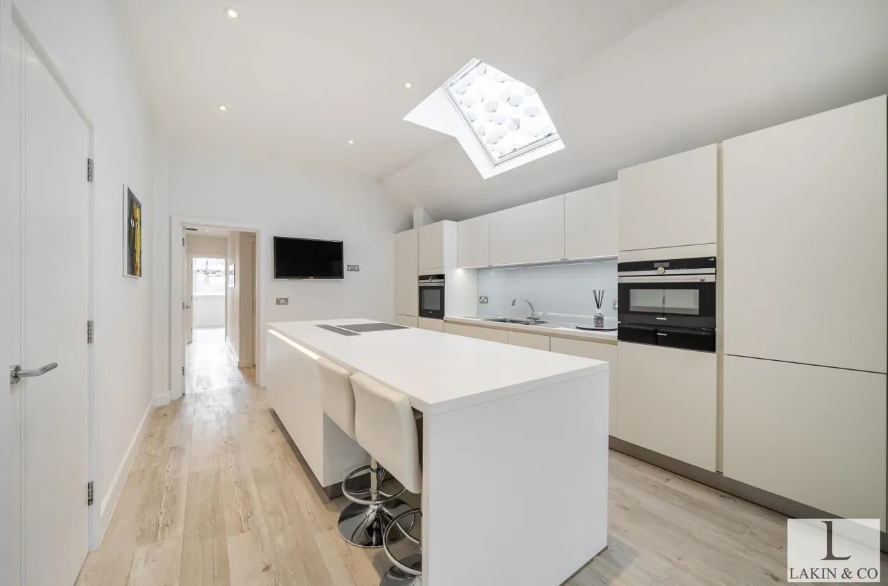 Long Lane, Ickenham, UB10 8SZ, photo 3