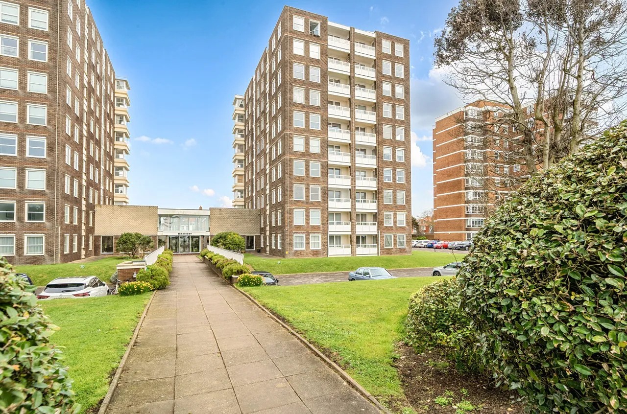 3 bed flat for sale, West Parade, Worthing, BN11