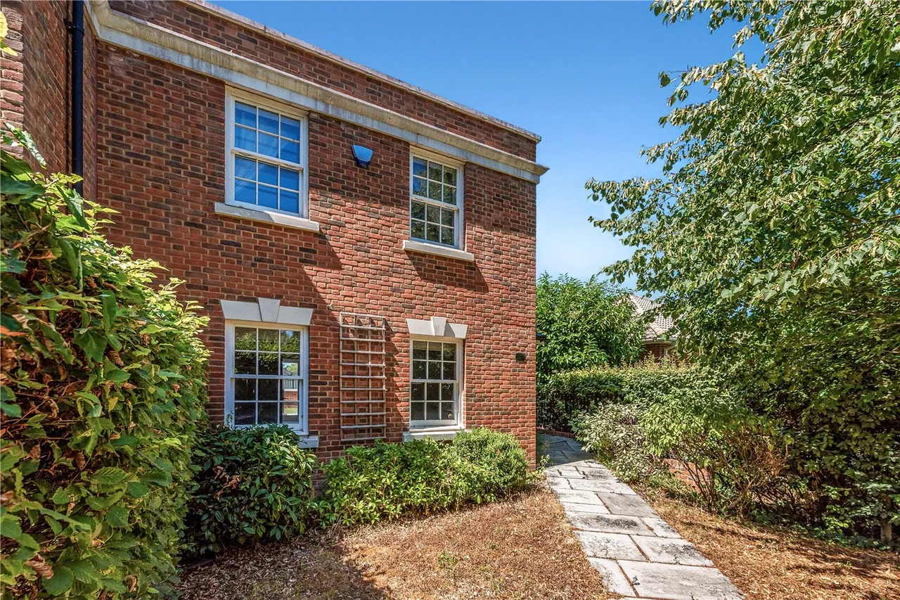 Elizabeth Place, Winchester, SO22, photo 18