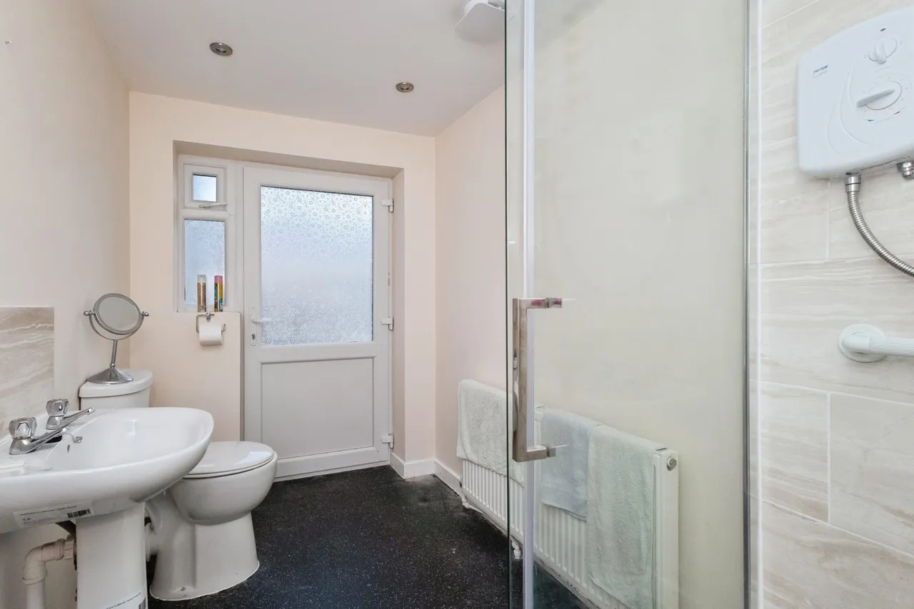 Circular Road, Denton, M34, photo 9