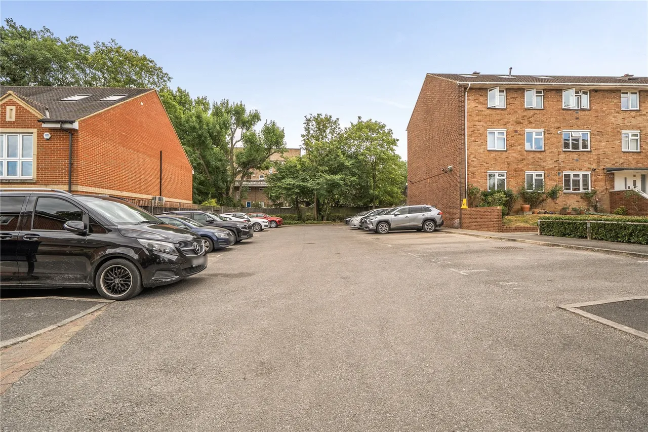 Queens Walk, Ealing, W5, photo 17