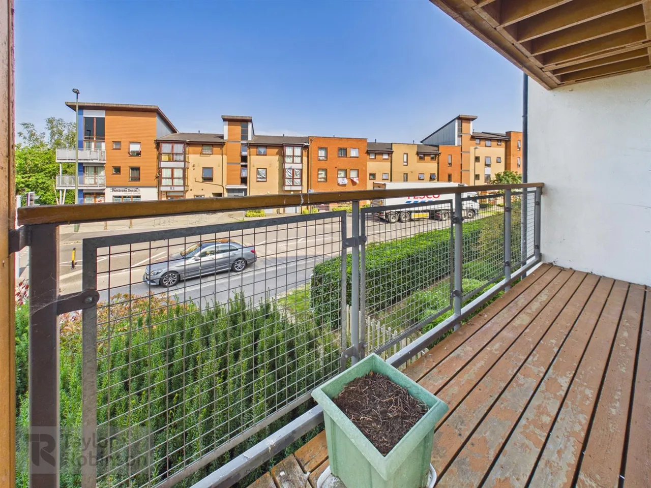Commonwealth Drive, Three Bridges, RH10, photo 7