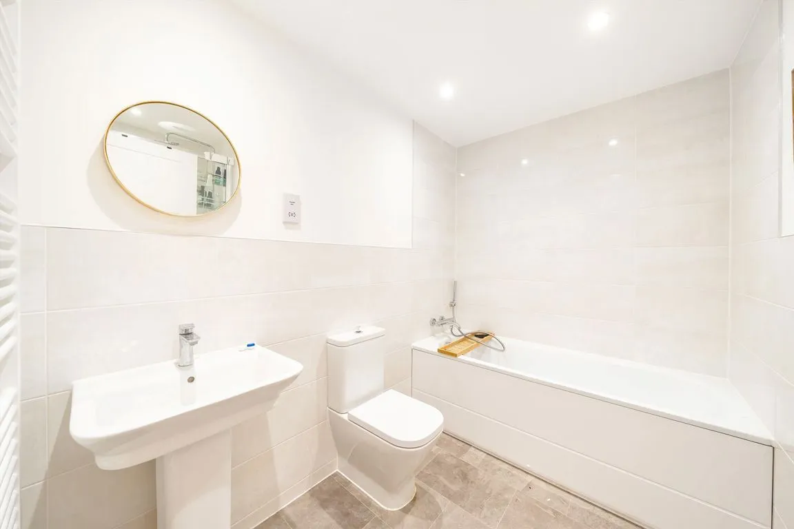 Bell Farm Way, Walton-on-Thames, KT12, photo 6