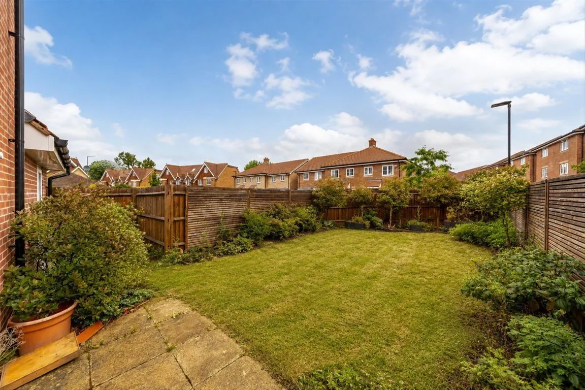 Bell Farm Way, Walton-on-Thames, KT12, photo 7