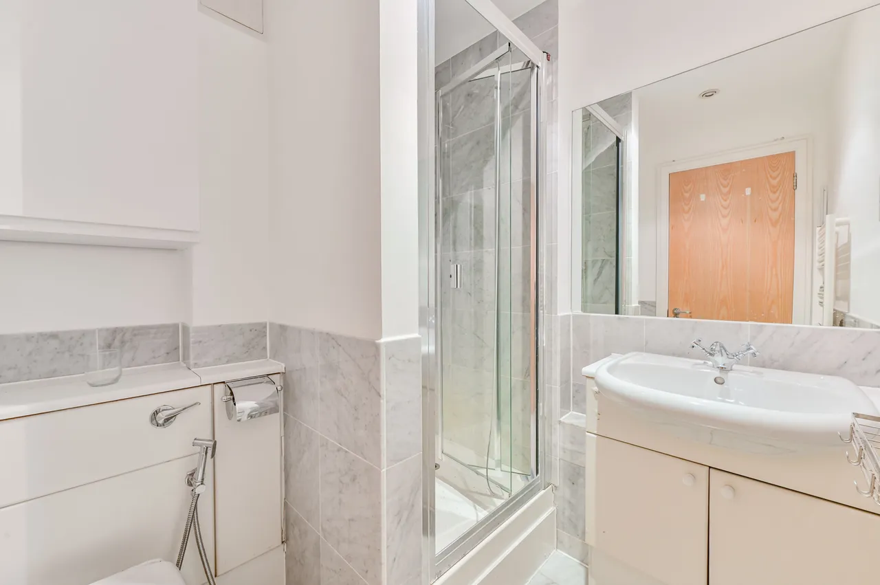 Flat 47, 48 Wells Street, London, photo 8