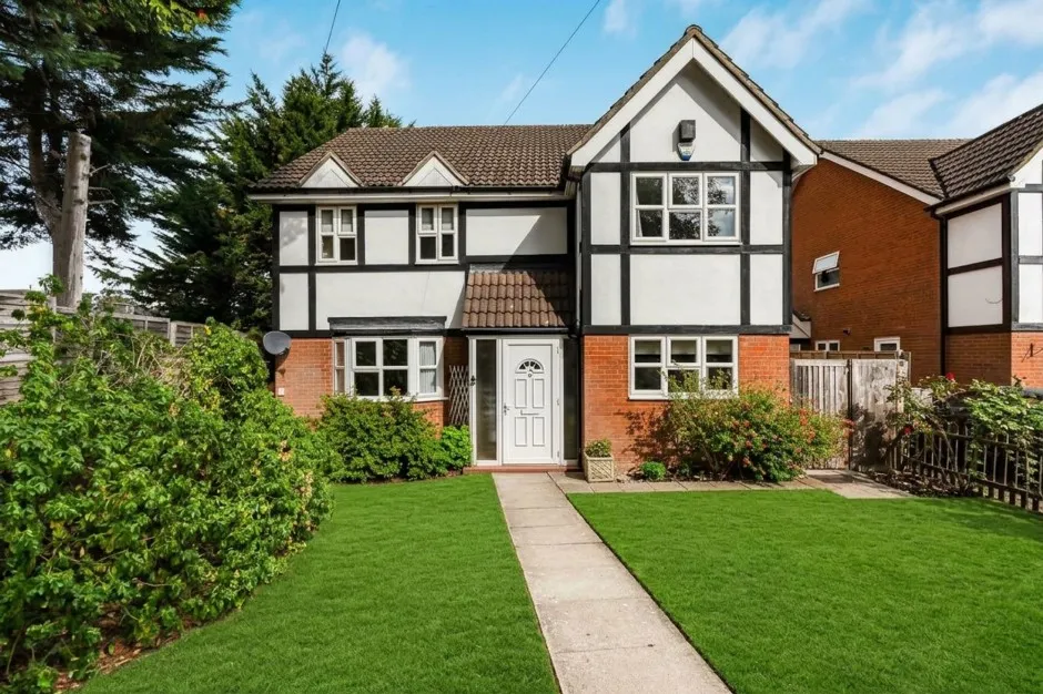 4 bed property for sale, Pine Trees Drive, Ickenham, UB10