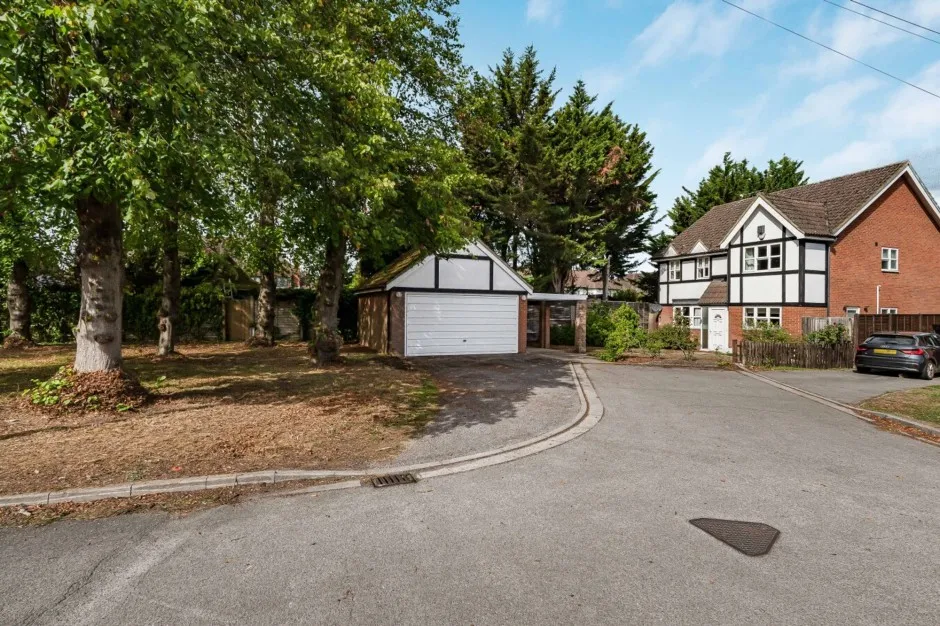 Pine Trees Drive, Ickenham, UB10, photo 32