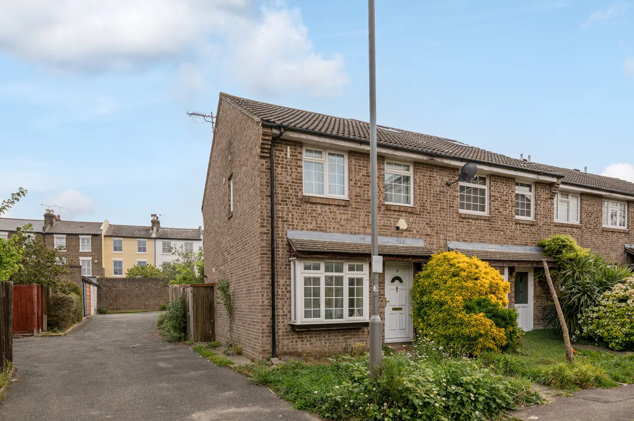 3 bed house for sale — 3 St Hughes Close, College Gardens, London