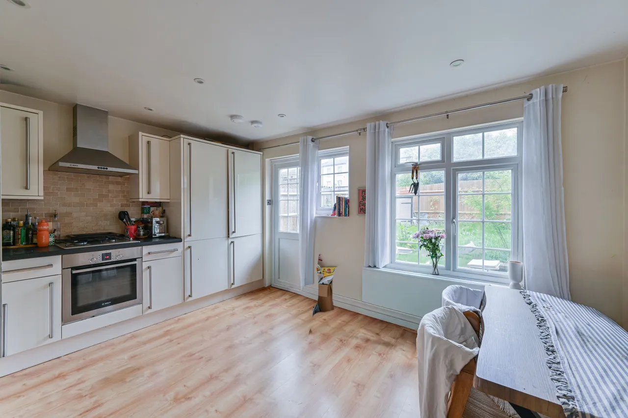 3 St Hughes Close, College Gardens, London, photo 3