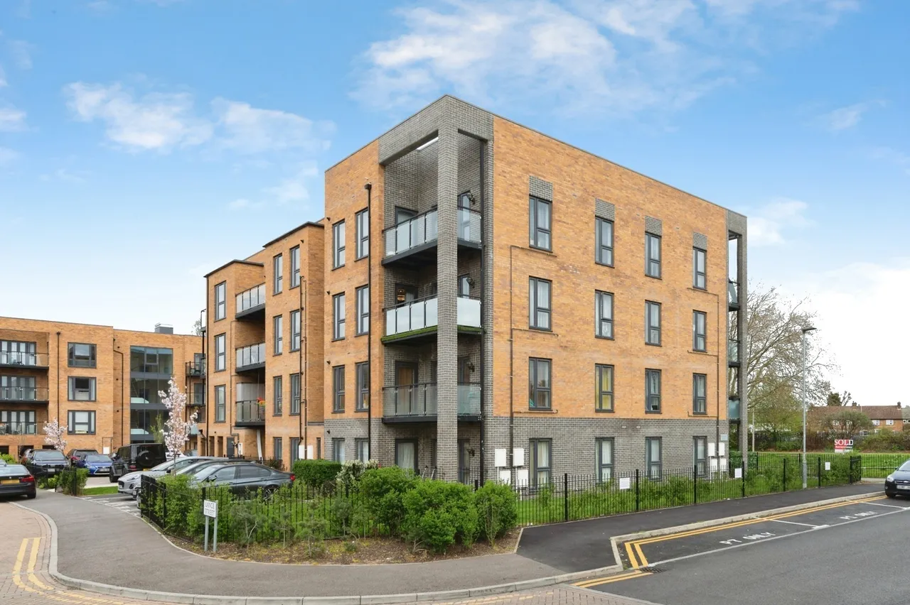 2 bed flat for sale — Lance Street, Rainham, RM13