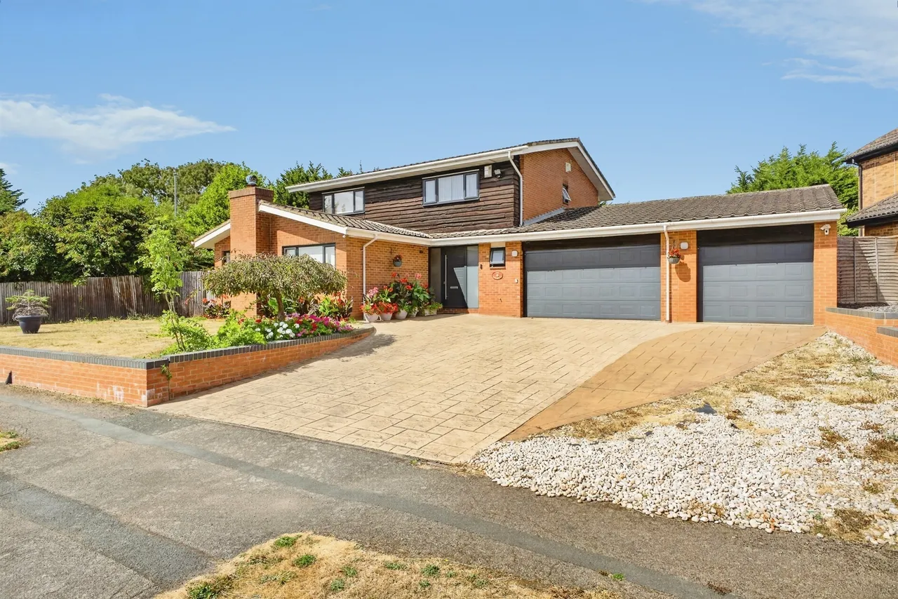 4 bed house for sale — Donovan Court, Northampton