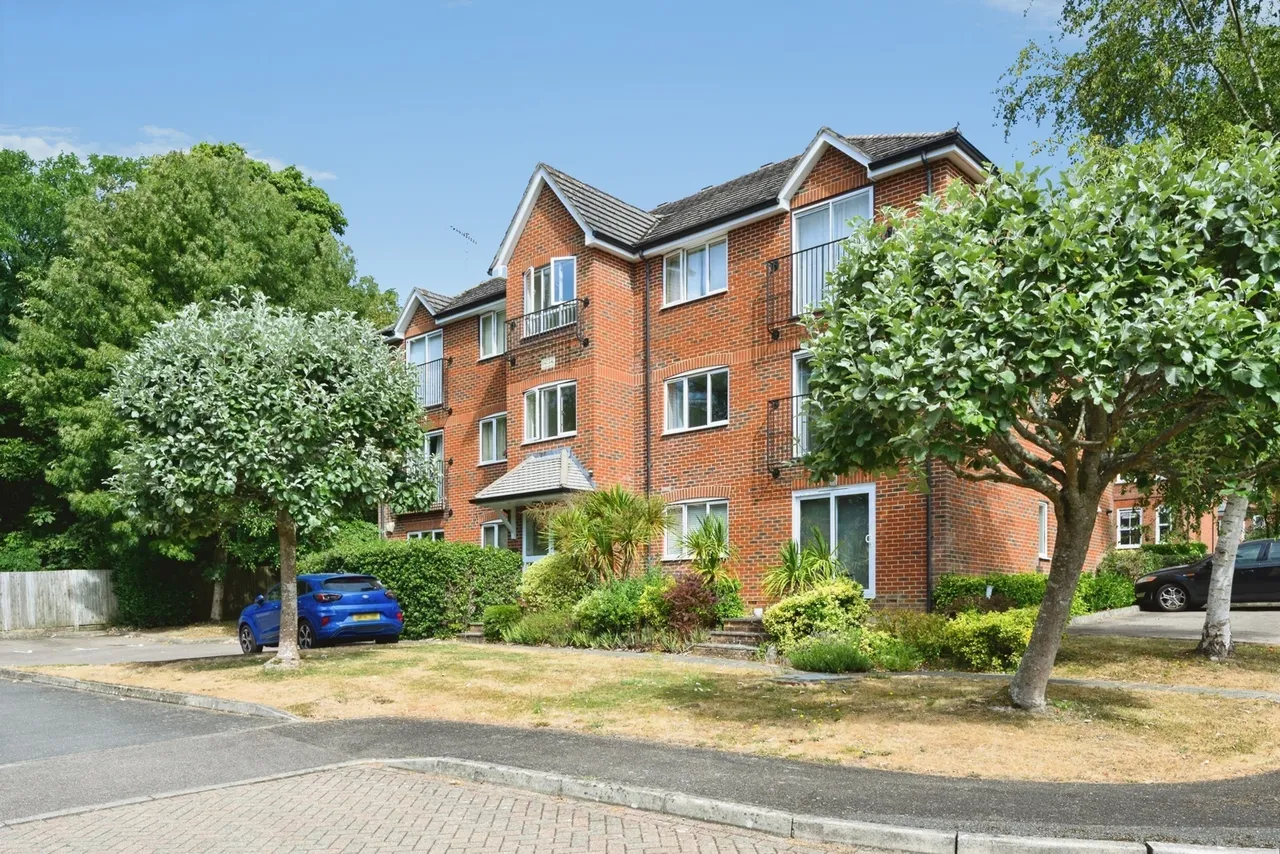 2 bed flat for sale, Westview Close, Redhill, RH1