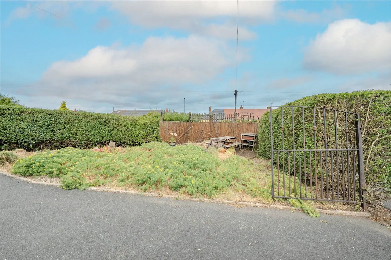 Highfield Crescent, Pudsey, LS28, photo 13