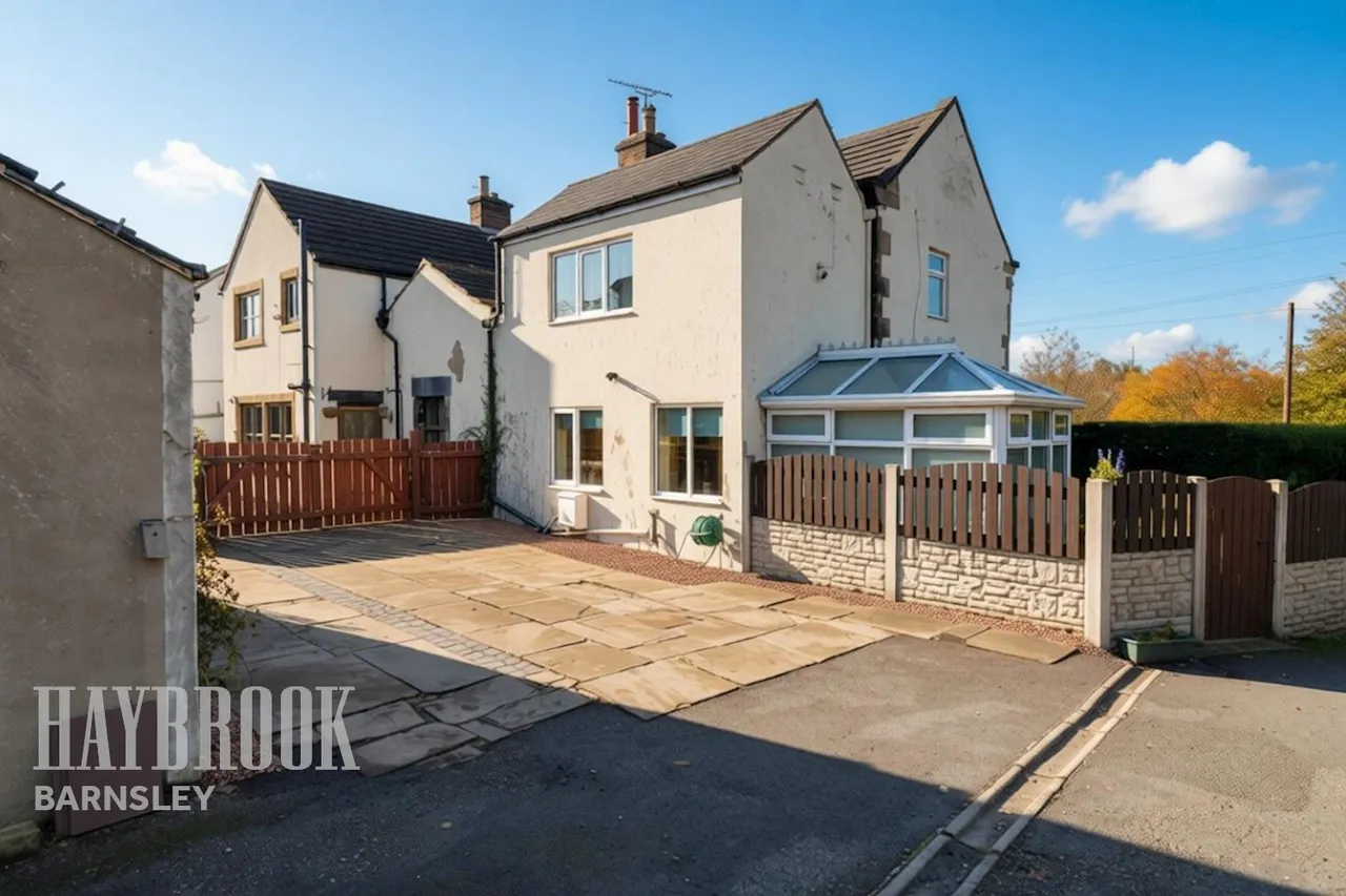 3 bed property for sale, Huddersfield Road, Darton