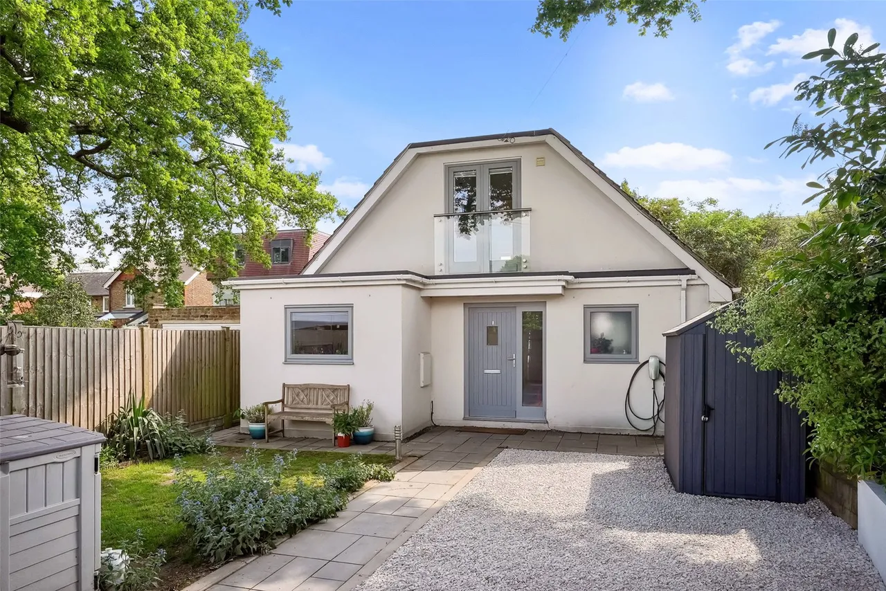 2 bed house for sale — Hanworth Road, Hampton, TW12 3EA