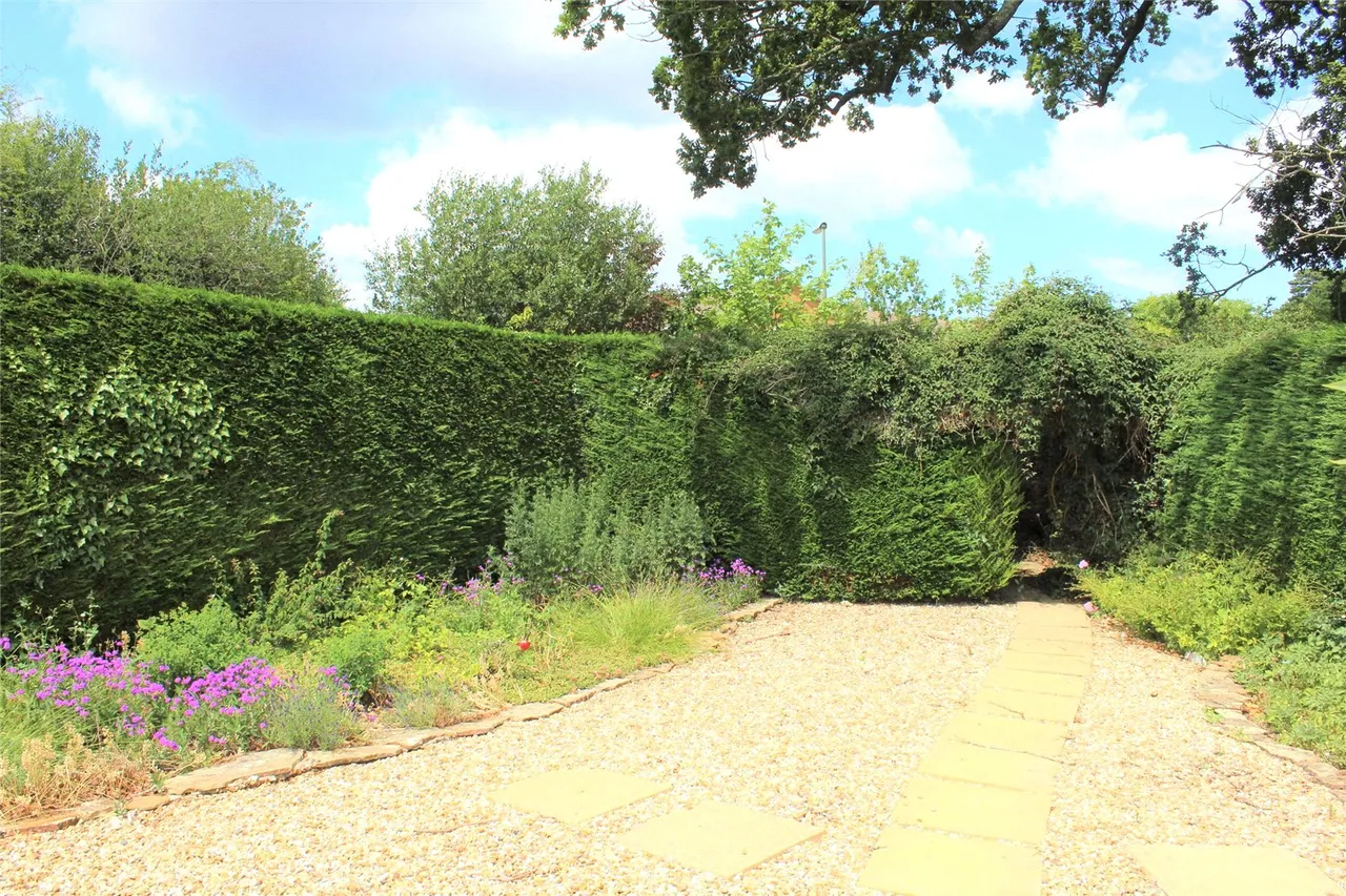 Chatsworth Grove, Farnham, Surrey, GU9 0DJ, photo 4