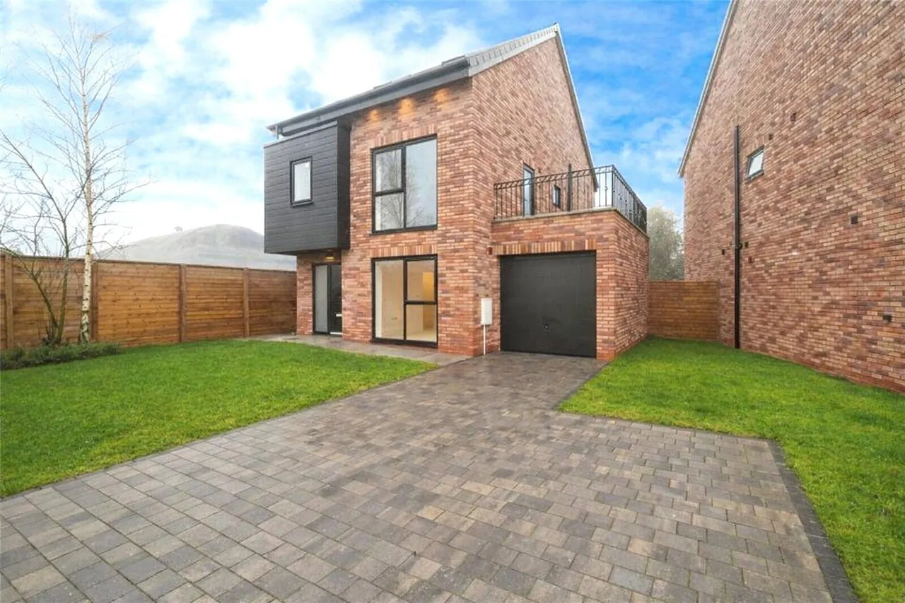 Albion Hall Place, Farnworth / Kearsley, BL4, photo 2