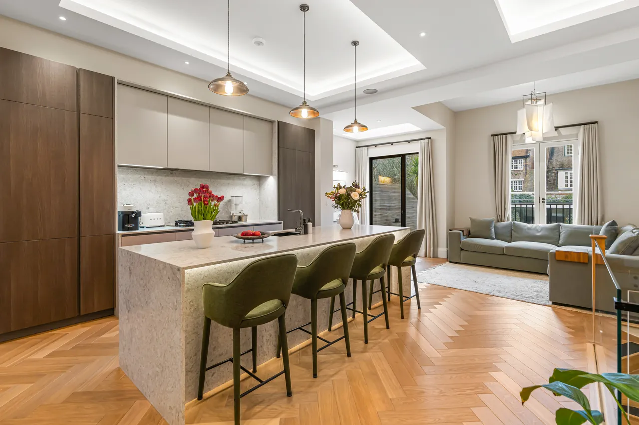 3 bed flat for sale — Elm Park Road, Chelsea, London