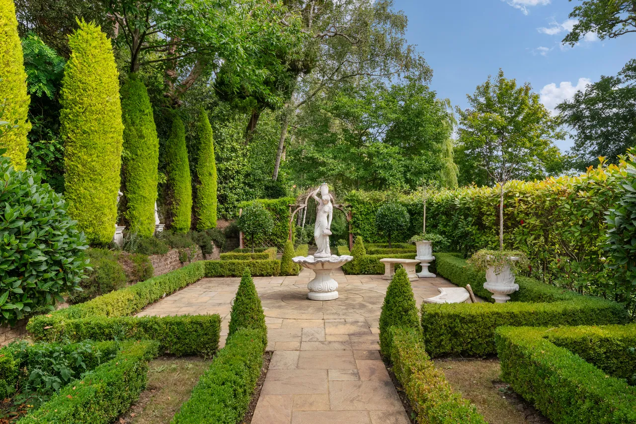 Hartlands, St George's Hill, Weybridge, Surrey, photo 6