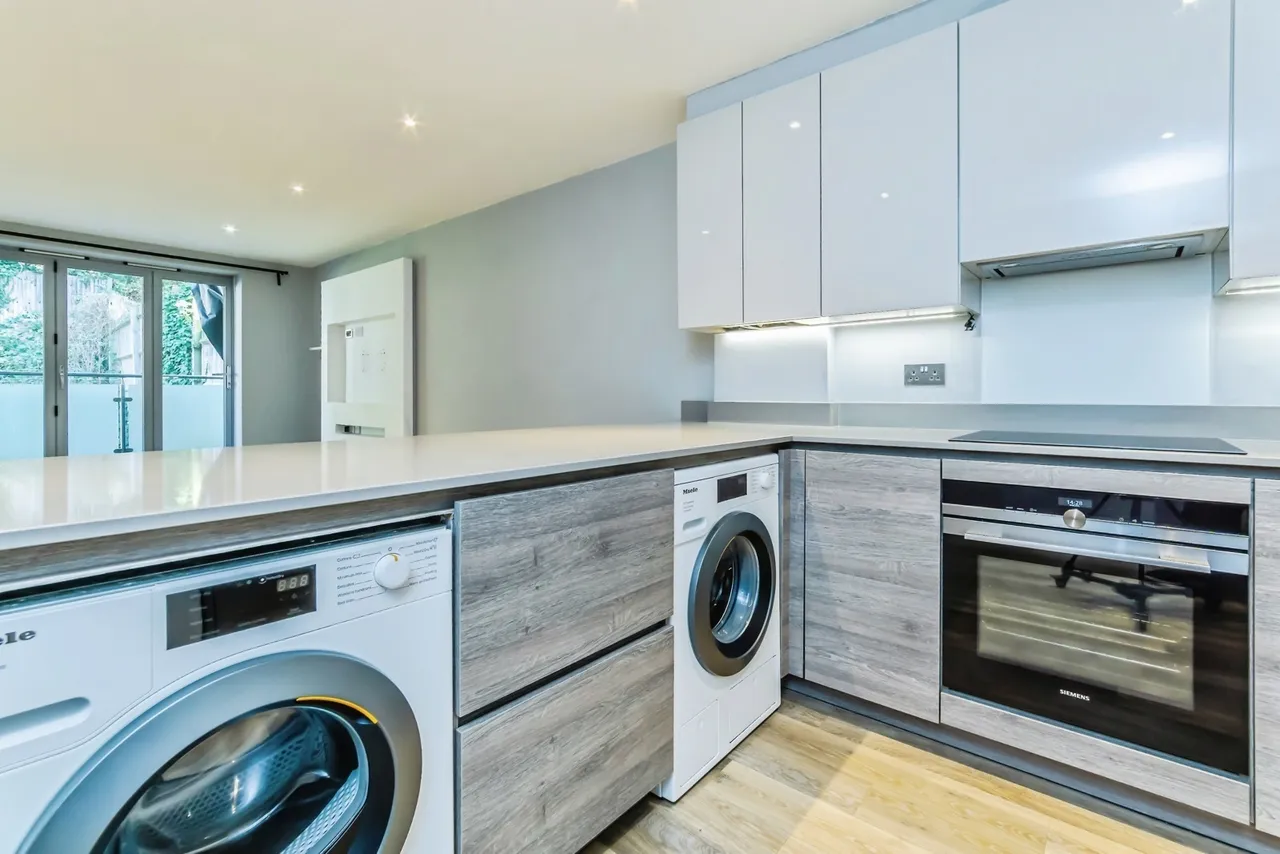 2 bed flat for sale — Croydon Road, Caterham, Surrey, CR3