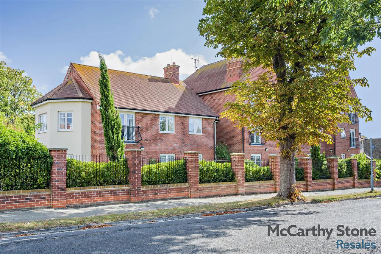 2 bed flat for sale, Raglan Road, Frinton-On-Sea, CO13