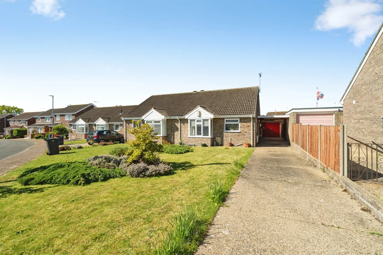 2 bed house for sale — St. Margarets Way, Hopton, Great Yarmouth