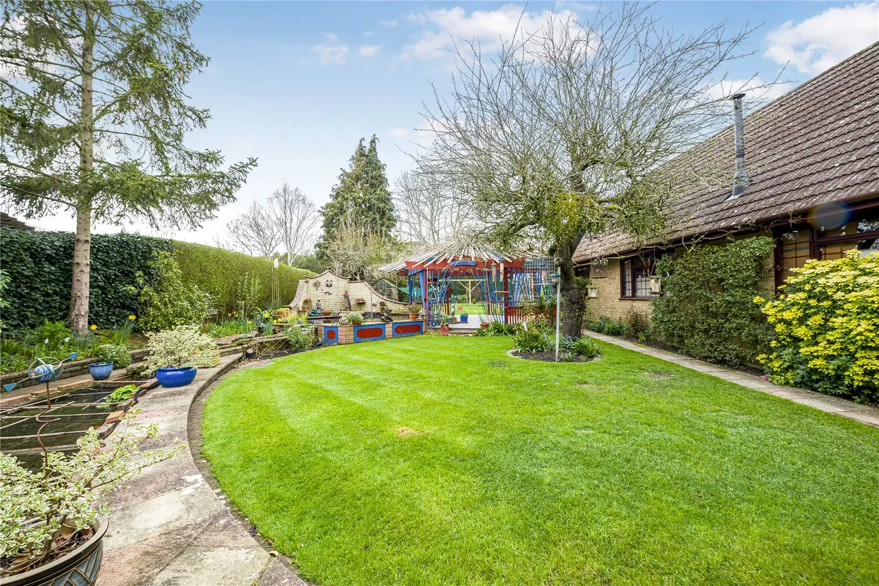 Fenns Lane, West End, GU24, photo 3