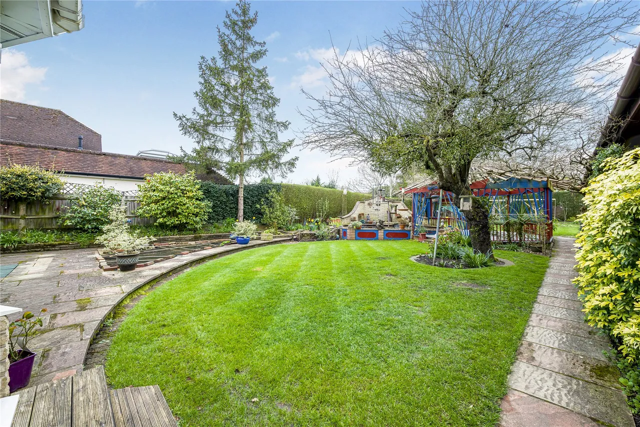 Fenns Lane, West End, GU24, photo 2