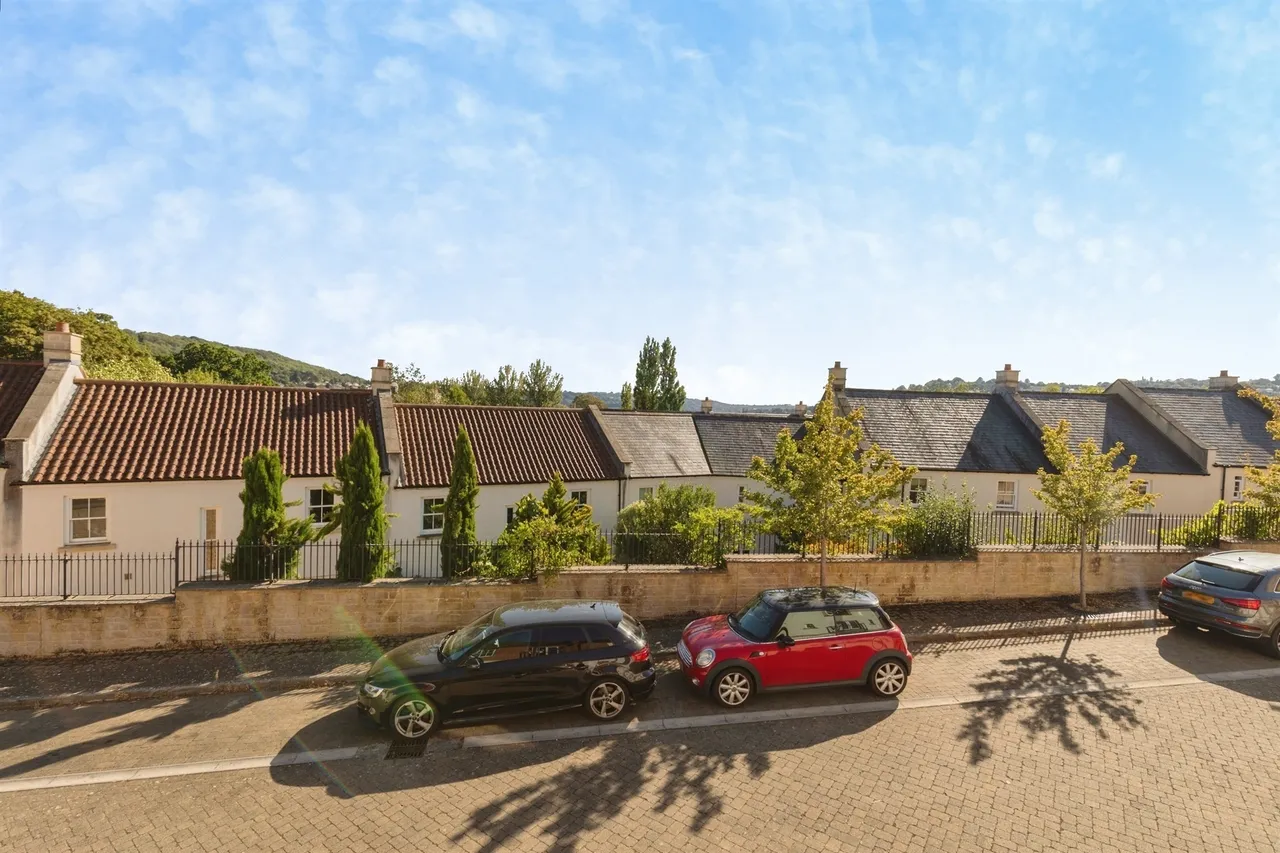 Eveleigh Avenue, Bath, BA1, photo 2