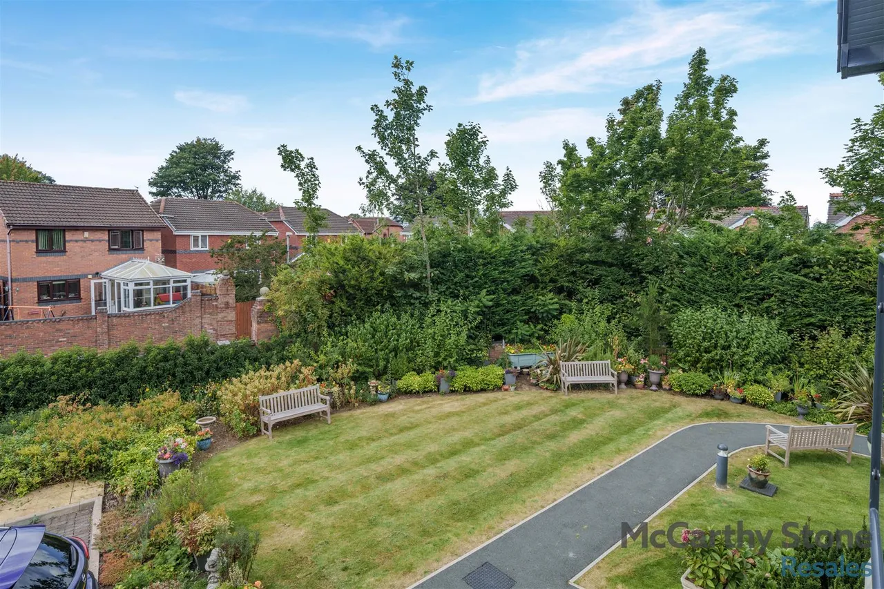 Burlington Gardens, Leyland, PR25, photo 3
