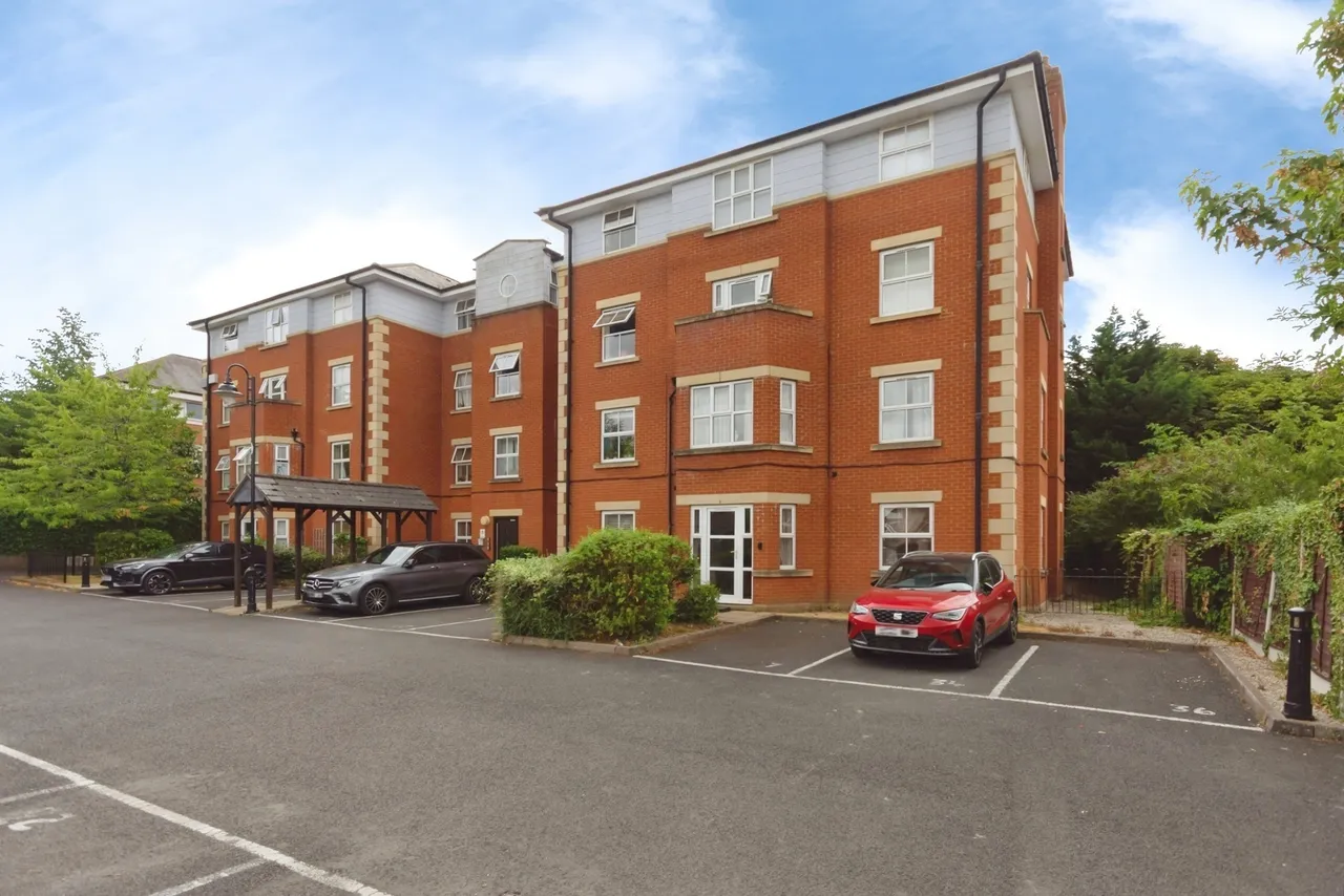 2 bed flat for sale, Warwick Road, Solihull, B92