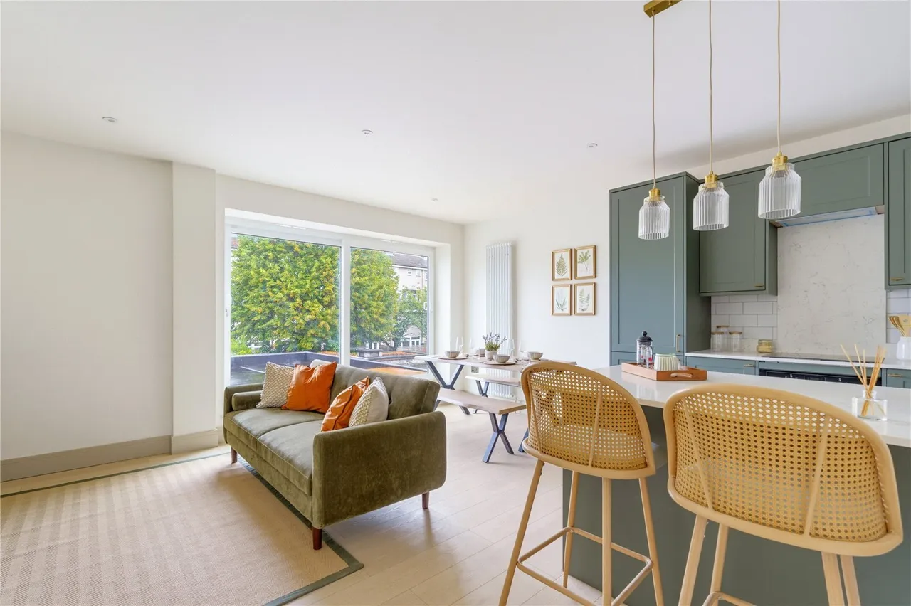 Granville Road, London, SW18, photo 2