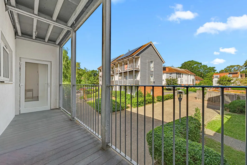 Howden Drive, Row Town KT15 1EA, photo 2