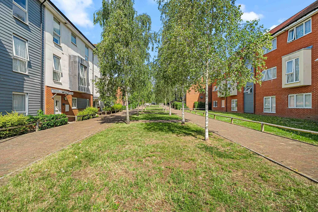 Howden Drive, Row Town KT15 1EA, photo 13