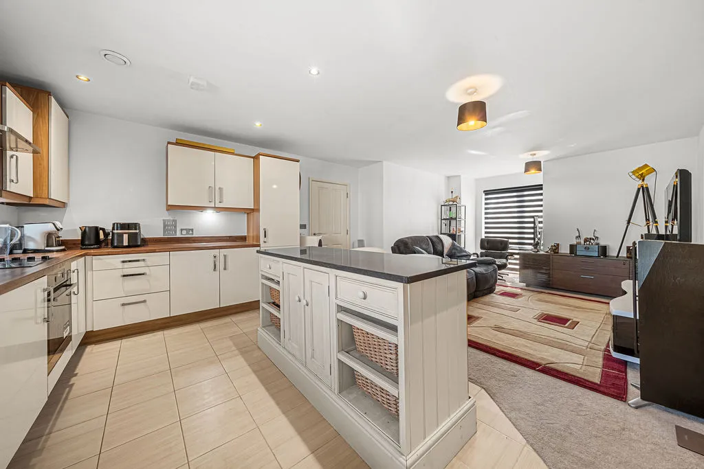 Howden Drive, Row Town KT15 1EA, photo 4