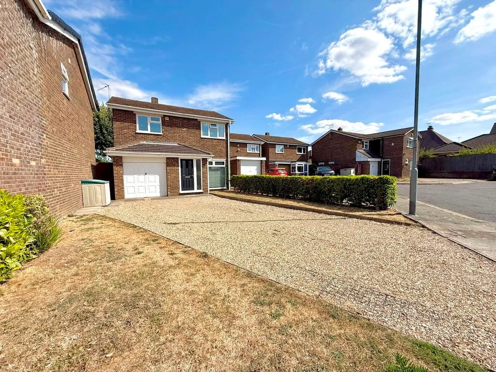 4 bed house for sale — Allen Close, Dunstable LU5 4DG