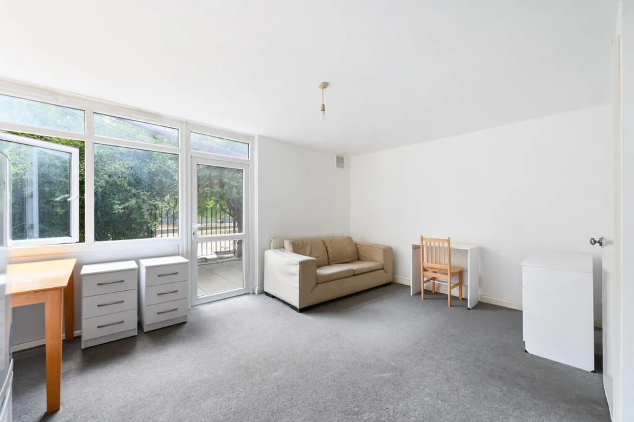 4 bed flat to rent, Yelverton Road, Battersea, SW11