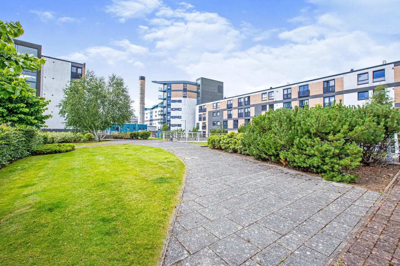 1 Firpark Close, Glasgow, photo 2