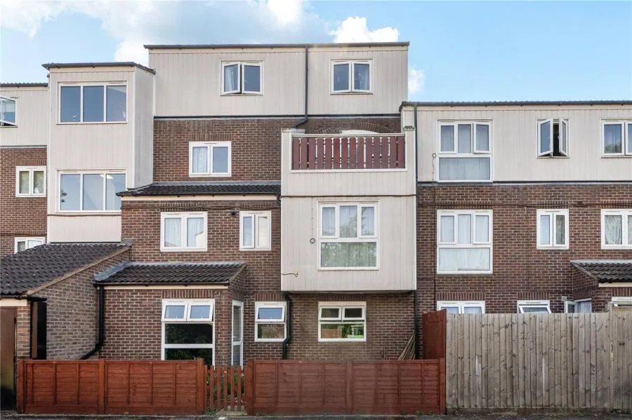 3 bed flat for sale, Dunmow Close, Feltham, TW13