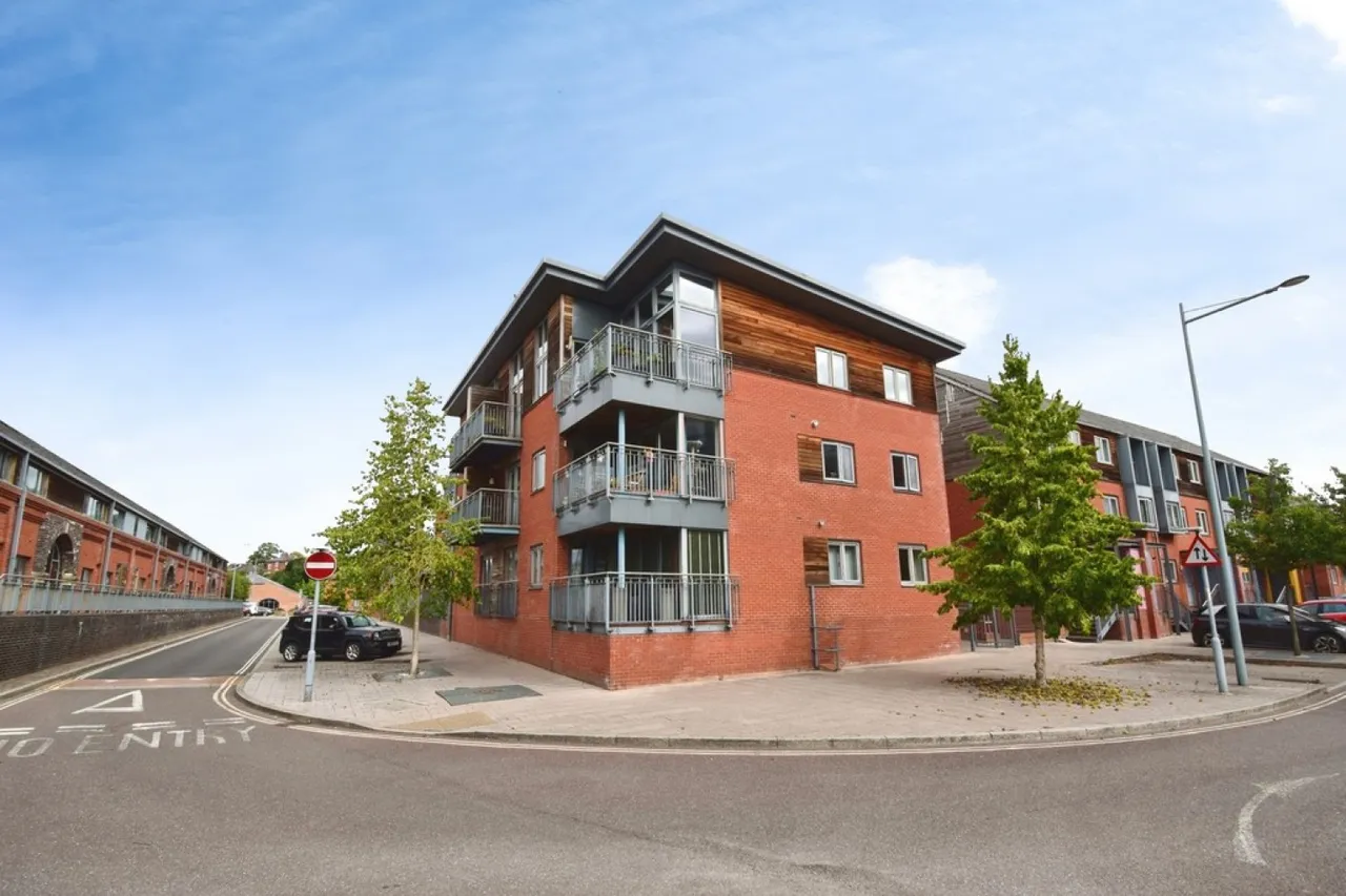 2 bed flat for sale — 20 Bevington Court, Crossley Road, Diglis, WR5 3GF