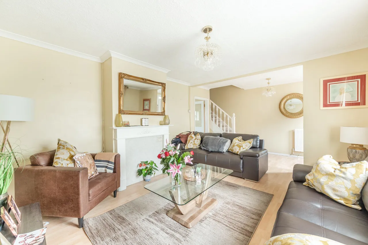 3 bed house for sale — 121 Meadfield, Edgware