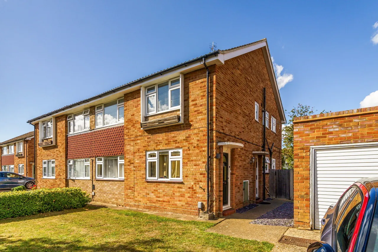 2 bed flat for sale, Nightingale Drive, West Ewell, KT19